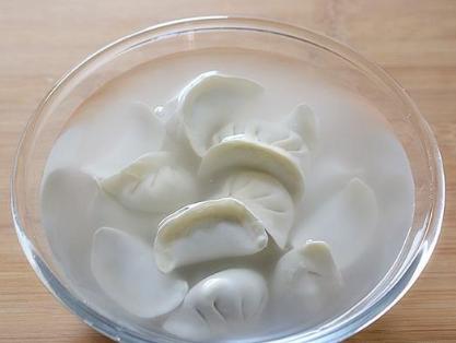 水煮饺子放什么煮才不会开口呢,煮新鲜饺子的不破皮正确方法