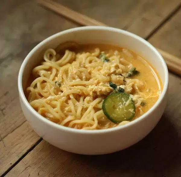 煮泡面时如何正确地打鸡蛋,煮泡面里面怎么打完整的鸡蛋