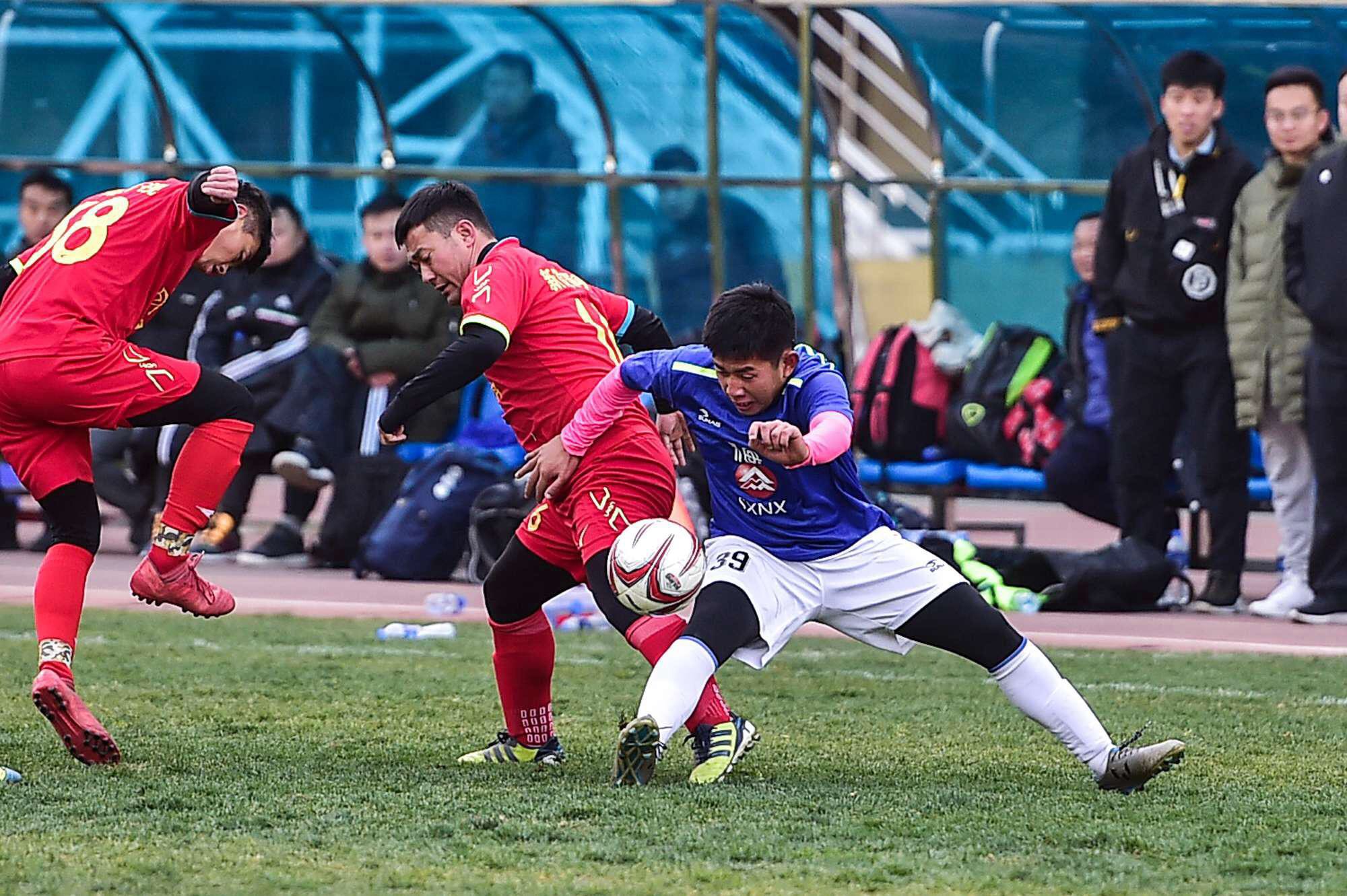 不畏寒冷的老大爷,七旬老大爷对战年轻小伙