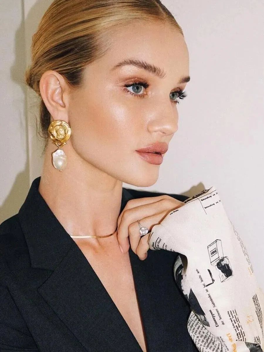 肤色穿什么颜色显黑,穿亮色显土是什么原因