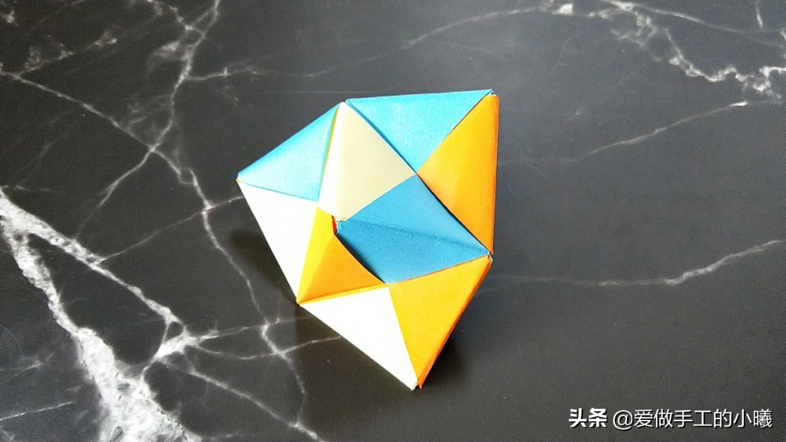 好玩的折纸旋转陀螺有一点点复杂,不用胶水就可以折的陀螺