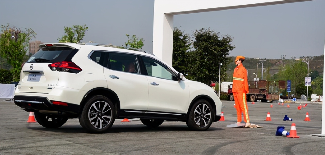 日产奇骏降3.03万，QR25发动机好开不坏，新车配主动刹车系统