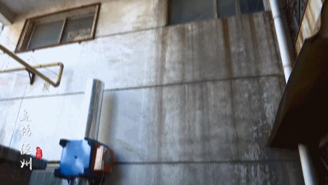 德州一饭店烟囱装在“围城”里，坑苦楼上邻居