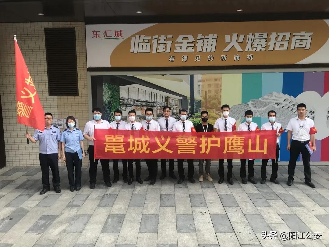 警民共筑连心桥携手保平安,社区警务室与社区共同开展工作