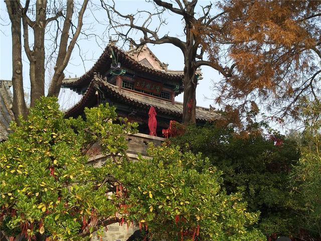 大明湖畔南丰祠雨荷厅前的荷花池,大明湖南丰祠的传说