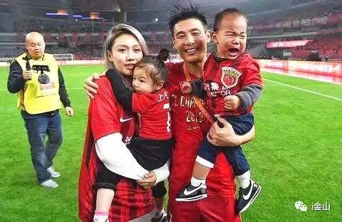 武磊西班牙人成名战,武磊是第一个攻破巴萨的亚洲人吗