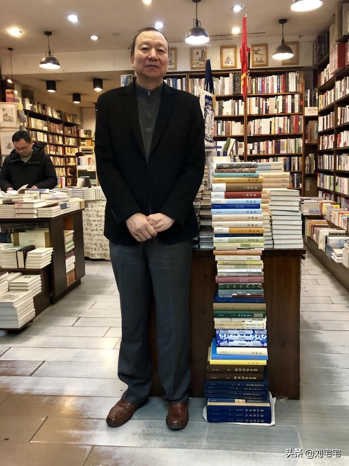 从“小学肄业”到“收藏大亨”,马未都的逆袭之路,何以非议不断