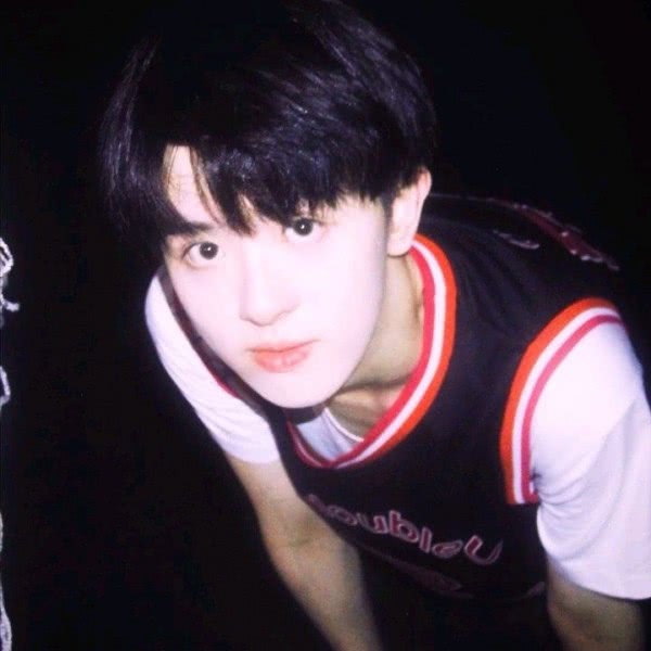 抚摸男人头代表什么,男生摸女生的头代表什么意思呢