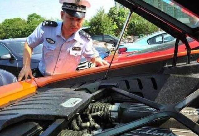 汽车贴了车膜可以过年审吗,汽车贴了膜不能上牌吗