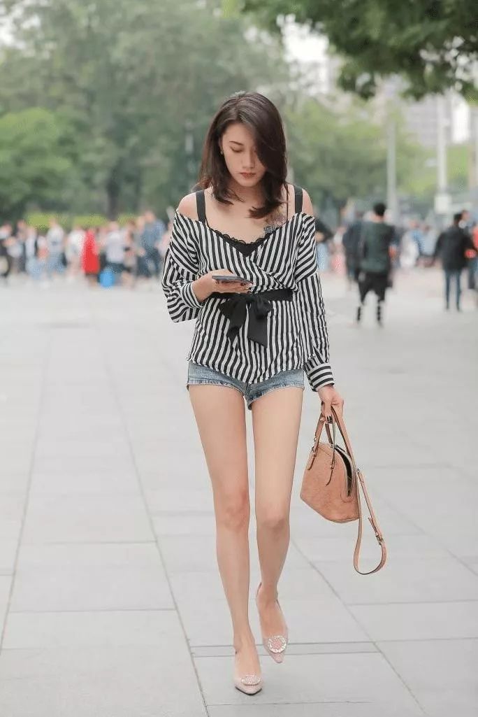 人与人之间的关系靠的是钞票,人与人之间最珍贵的是心和情