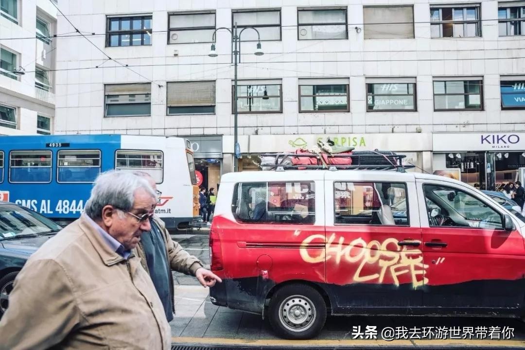 三个人一辆面包车环游世界,3个小伙开面包车