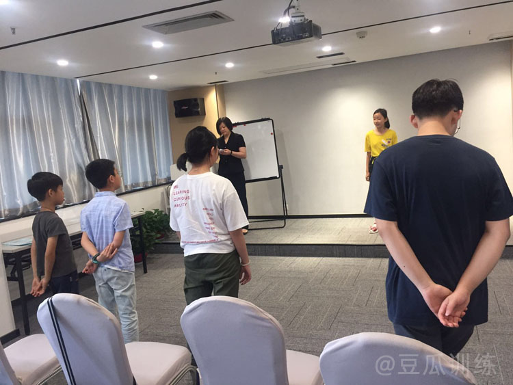 怎样提高自己的口才与演讲能力,怎样提高自己的口才和应变能力