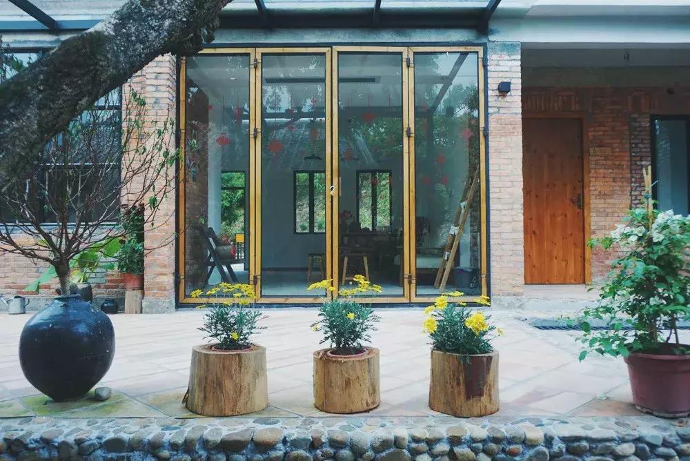 放弃世界顶尖银行工作，他回村当木匠，在废墟上盖出了爆美小院！