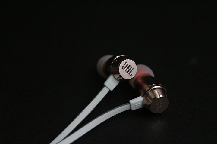 jbl入耳耳机音质测评,双动圈四核耳机怎么样