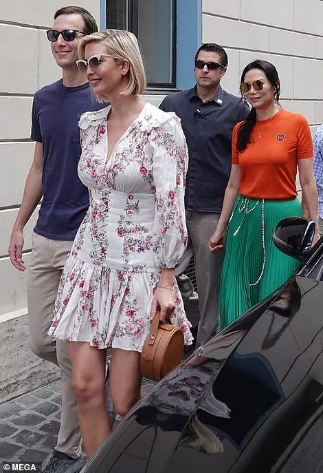 年轻照邓文迪,邓文迪51岁却保持年轻身材