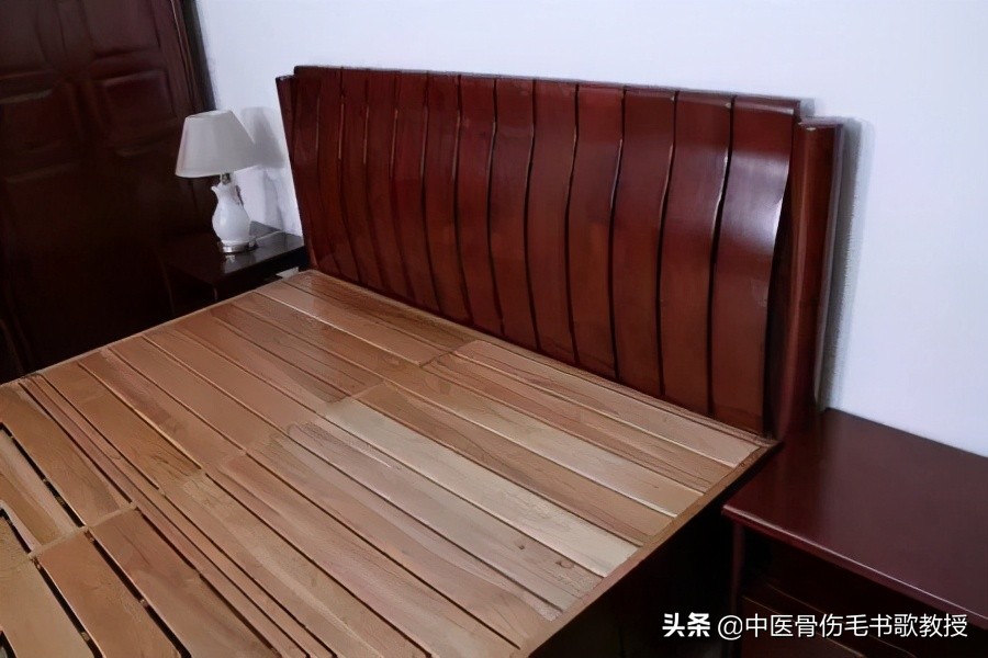 缓解腰椎间盘突出腰痛的正确动作,腰痛是平躺睡姿好还是侧卧睡姿好