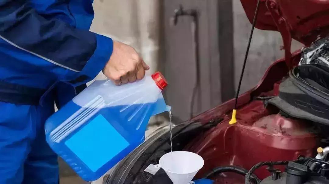 用玻璃水对车有影响吗,用玻璃水伤车吗