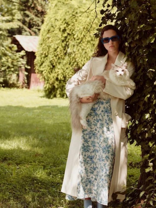 今秋火了一种外套,杏色风衣长款的最佳搭配