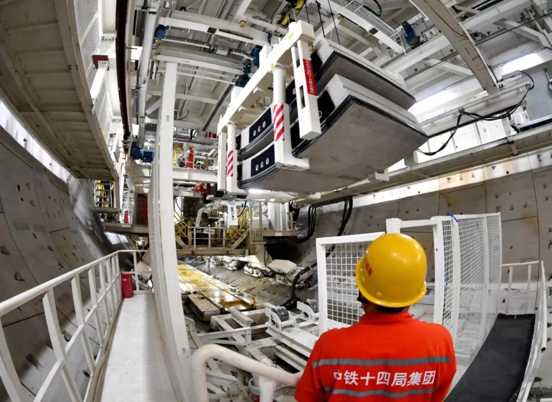 忙碌的他们,身上有光!