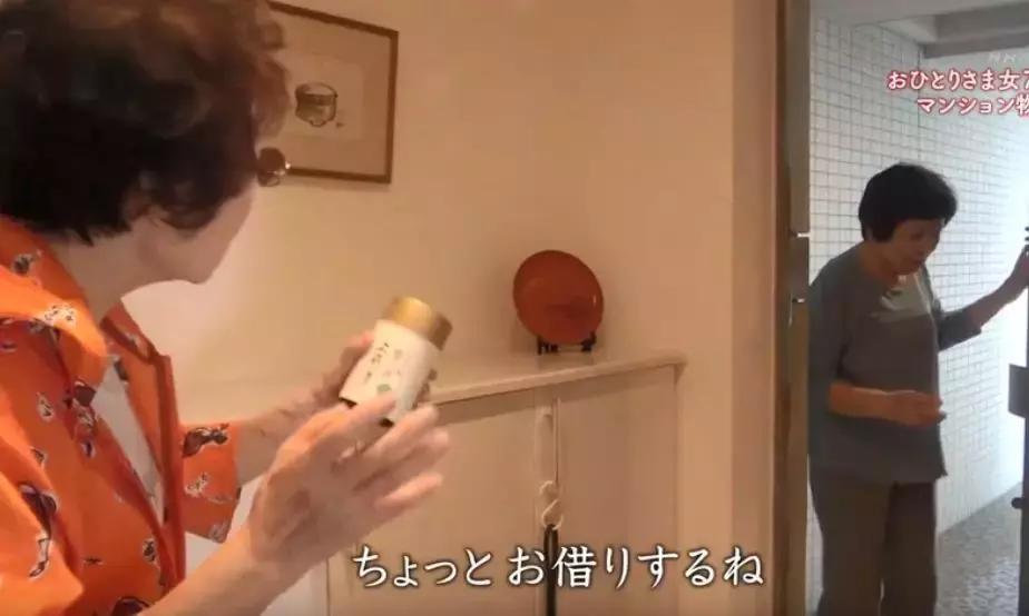 一辈子没结婚，7个单身女人买房同居10年，80岁了还染发.......