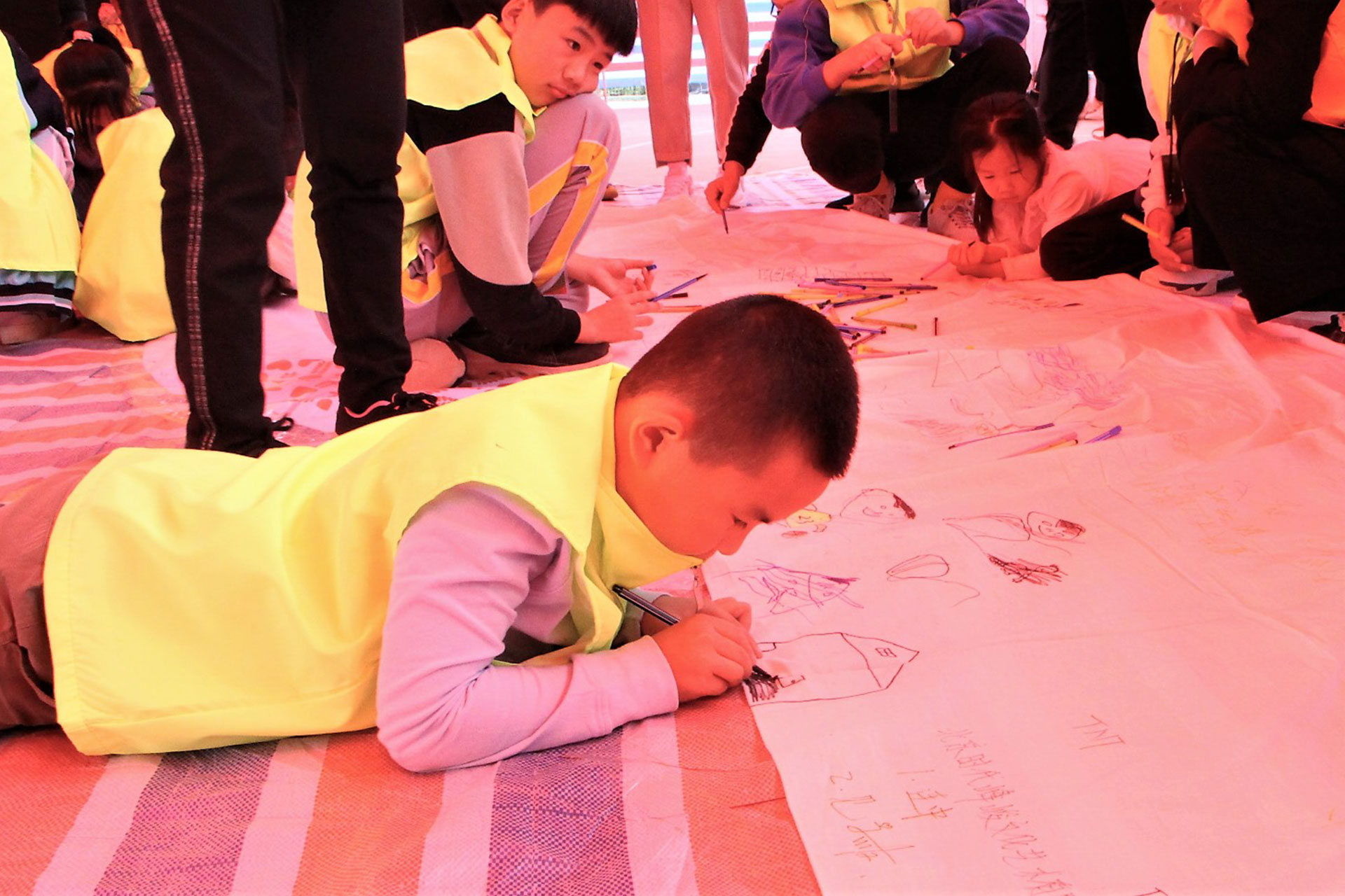 创盈芯实业联合“IN22”家族走进河源助学送爱心