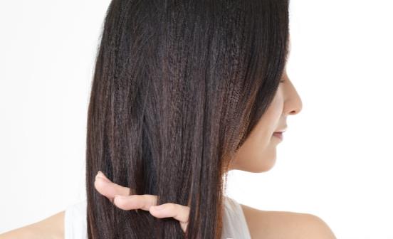 年龄大了如何拯救干枯的头发,如何改善头发干枯断发