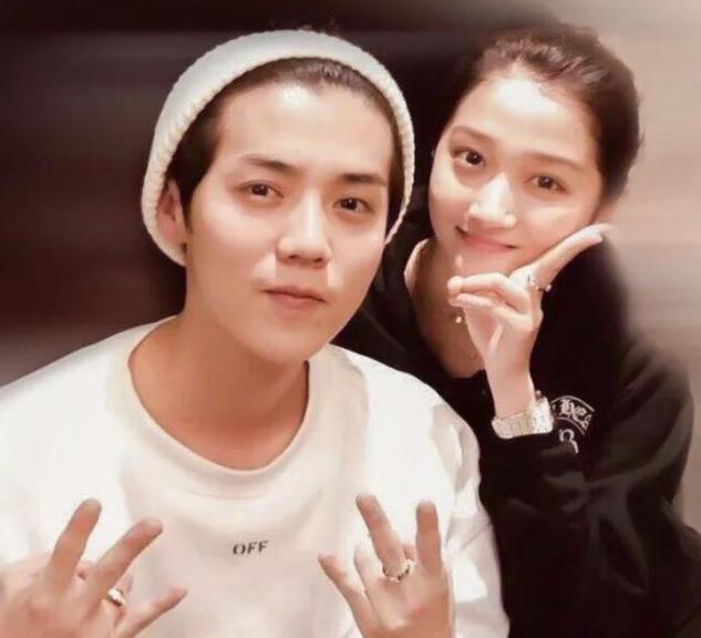 关晓彤晒甜美自拍极光之恋,关晓彤晒男友视觉美照