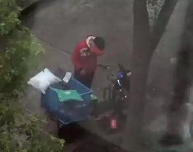 厕所拉屎被人把手机抢走了!你会怎么做?