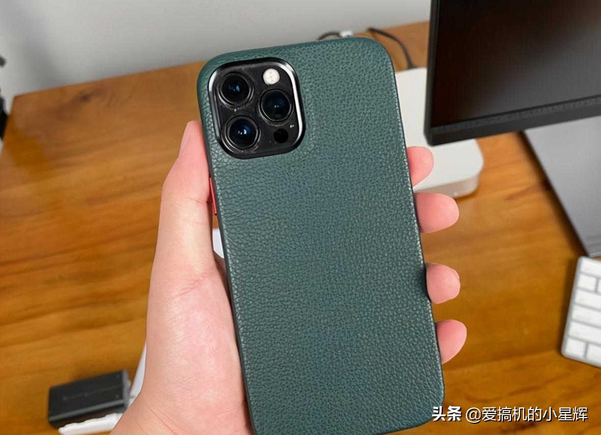 网友吐槽12ProMax质量“翻车”,套着软壳还是刮花严重?