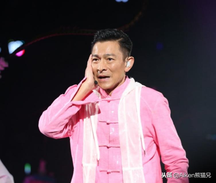 刘德华能红几十年他是怎么做到的,为啥刘德华这么受欢迎