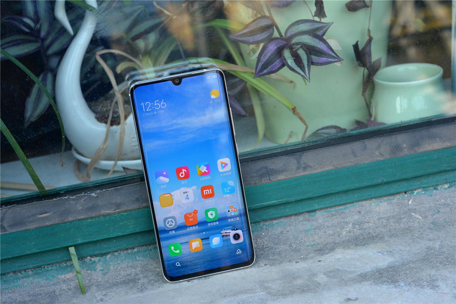 水滴屏刘海屏药丸屏挖孔屏,挖孔屏手机和刘海手机