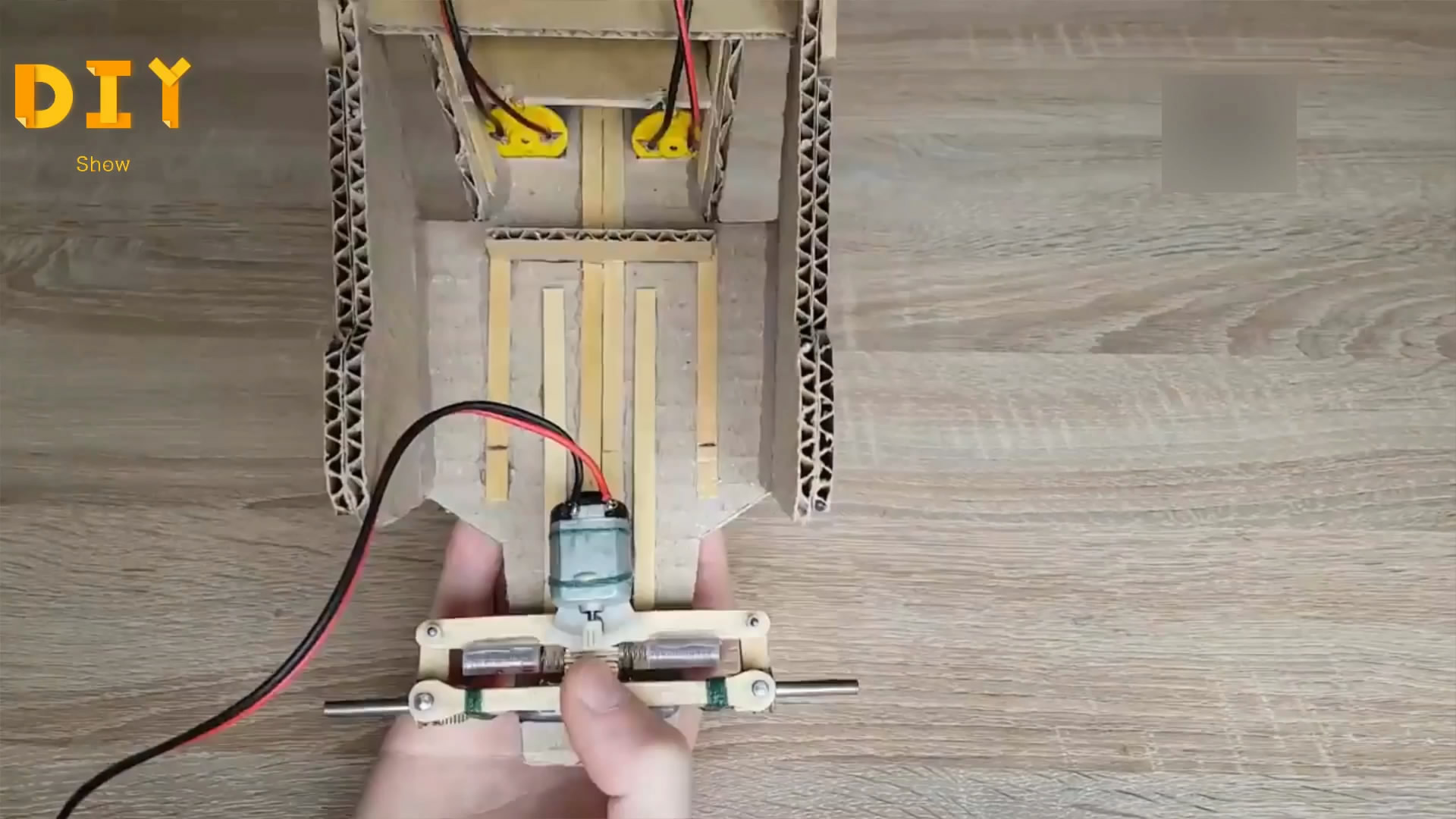 如何用纸板制作遥控车,用纸做遥控玩具车