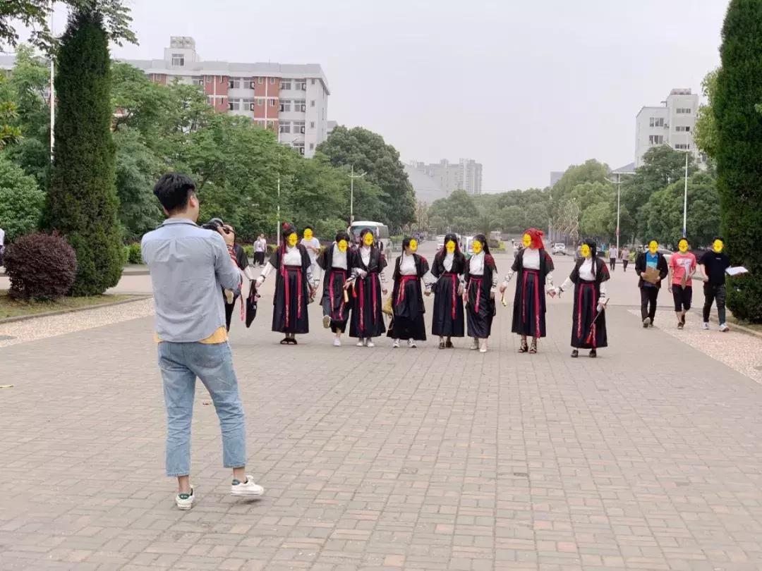 我们汉口学院的同学们是大花岭镇上“最孤独”的人