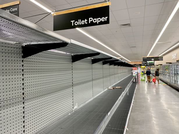 英国民众超市疯狂囤货,一位宝妈因为给新生儿买不到奶粉而哭泣