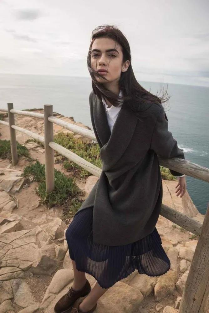 女明星红毯造型少不了它？网友：论优雅，还得是Armani的设计