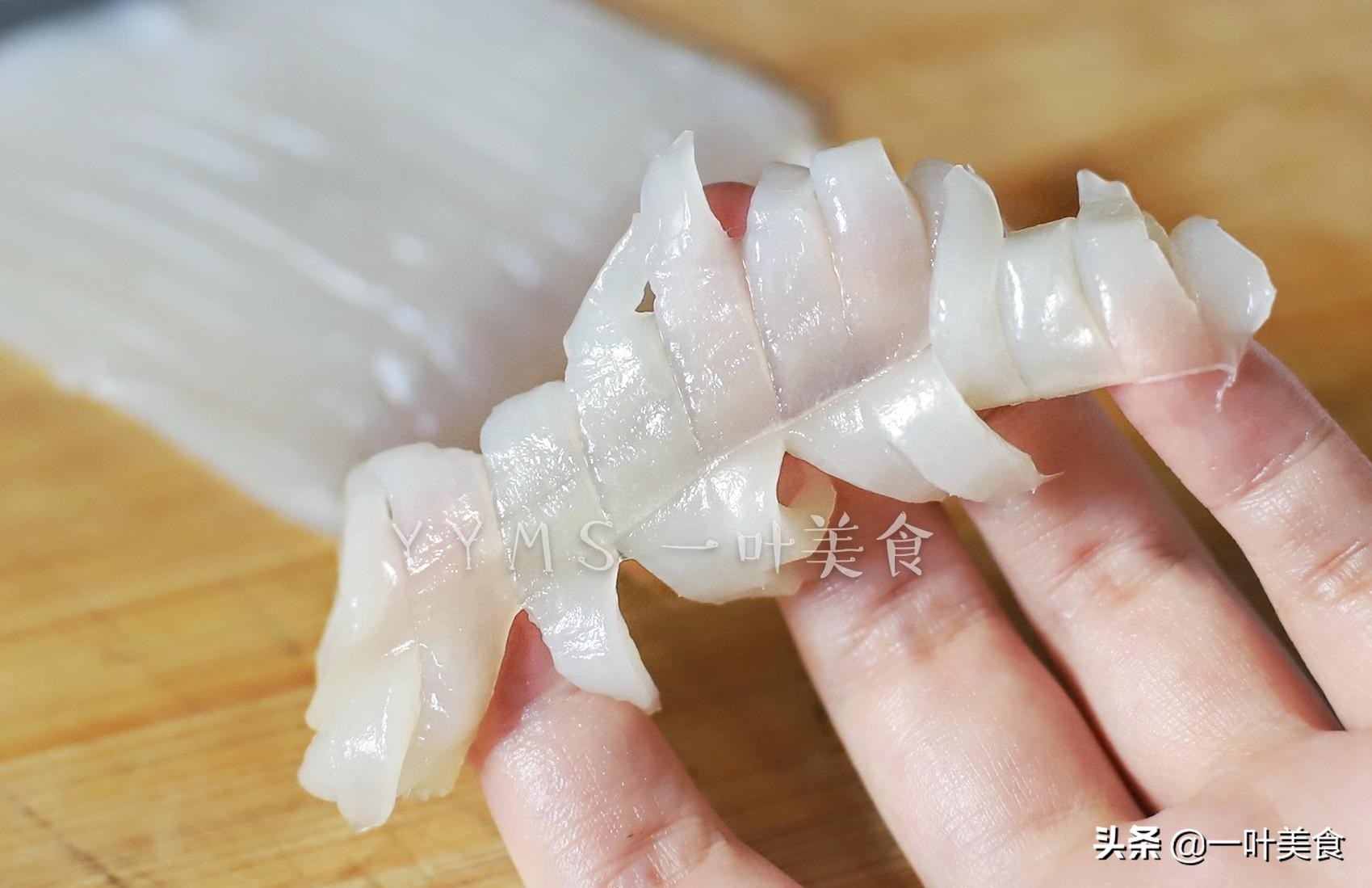 鱿鱼怎么切花刀简单不断,如何制作鱿鱼切花刀