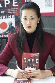 《*京大南***杀屠**》作者张纯如，不堪忍受骚扰，36岁开枪结束了生命