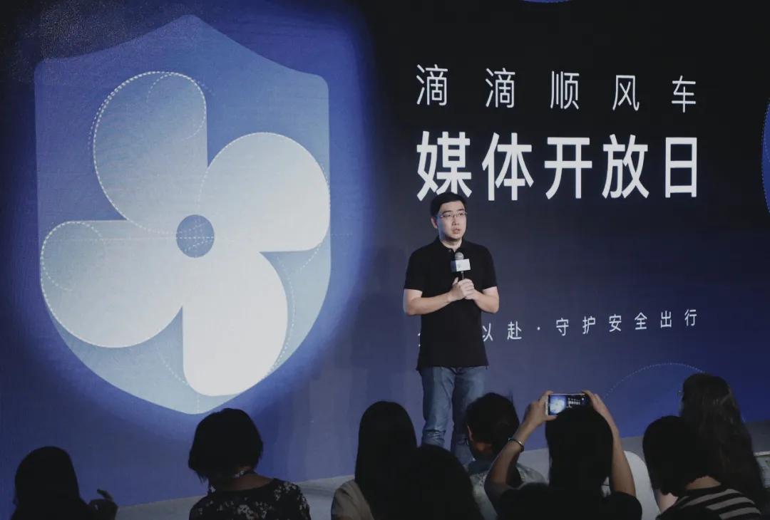 网约车司机掉手机,网约车司机可以拽出来了吗