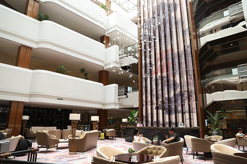 无边泳池、宝藏日料、马杀鸡，藏在湖滨南的星级酒店承包我一整天