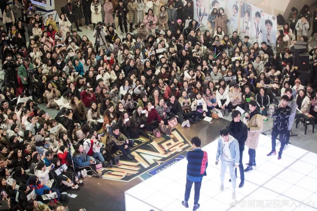 一开始我以为爱上了实力派,没想到他们还全是梗王