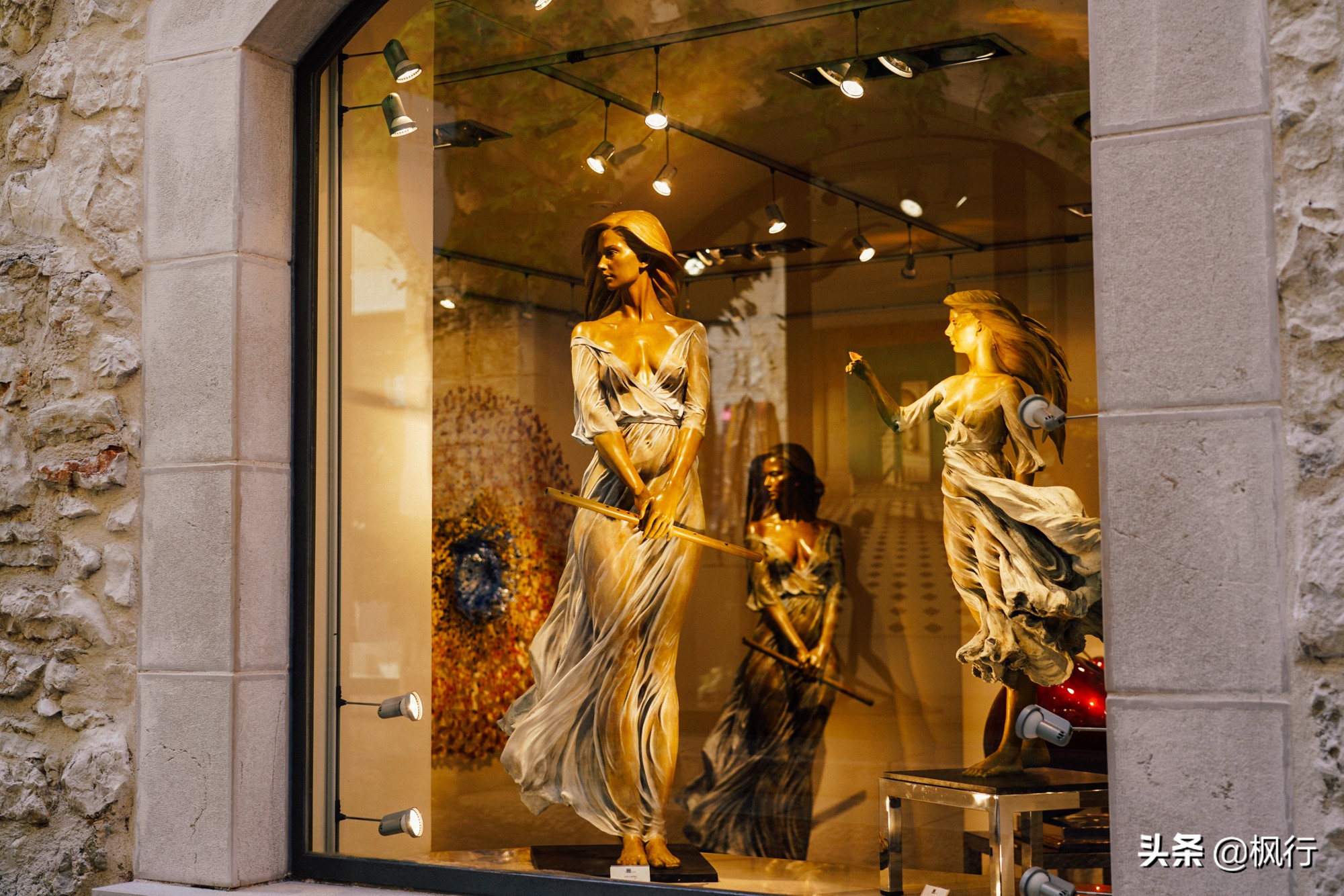 比巴黎浪漫还安全，南法海边的这几个风情小镇，好莱坞电影取景地