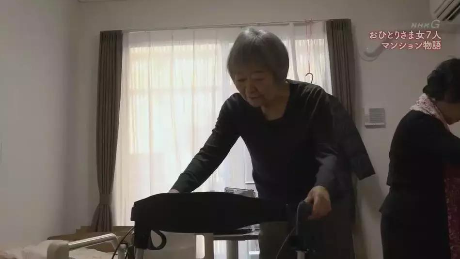 一辈子没结婚，7个单身女人买房同居10年，80岁了还染发.......