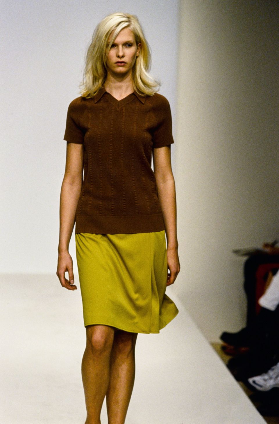 在恳求美丽的90年代不畏惧众人眼光PRADA掀起“丑陋时髦”风潮