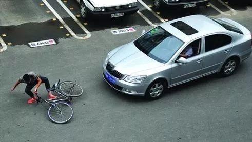 开车遇到碰瓷的该怎么办,开车遇到碰瓷怎么办原版视频