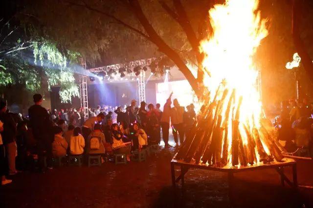 千人晚宴、体育狂欢、明星路演……玩转校园文化，尽享大学魅力！