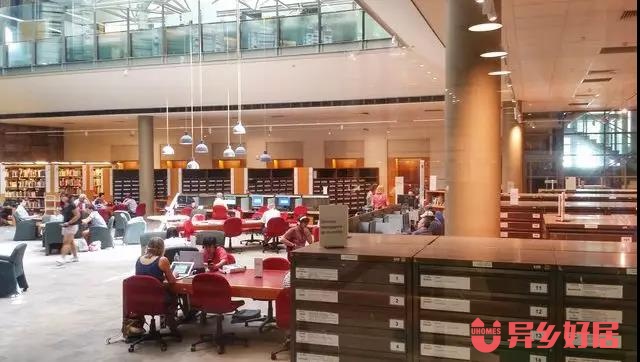 徜徉书籍海洋享受读书乐趣,徜徉在书海里面