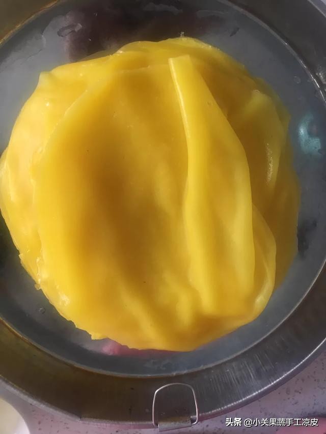 自己在家做的凉皮有面粉味,自制五彩凉皮家常做法