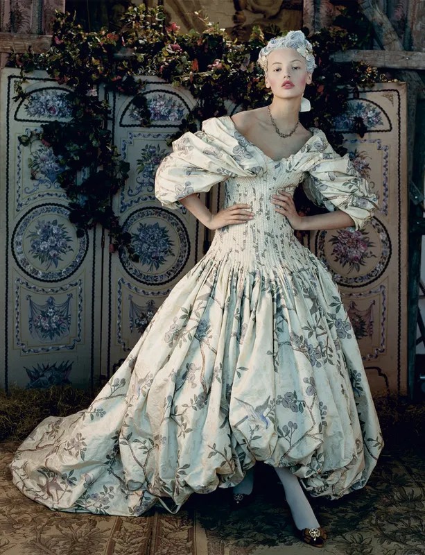 洛可可式美学华丽复古,洛可可服饰新古典的转变