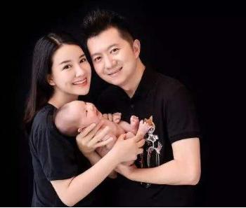 台上同为央视主持人，台下是真夫妻，恩爱幸福堪称天生一对