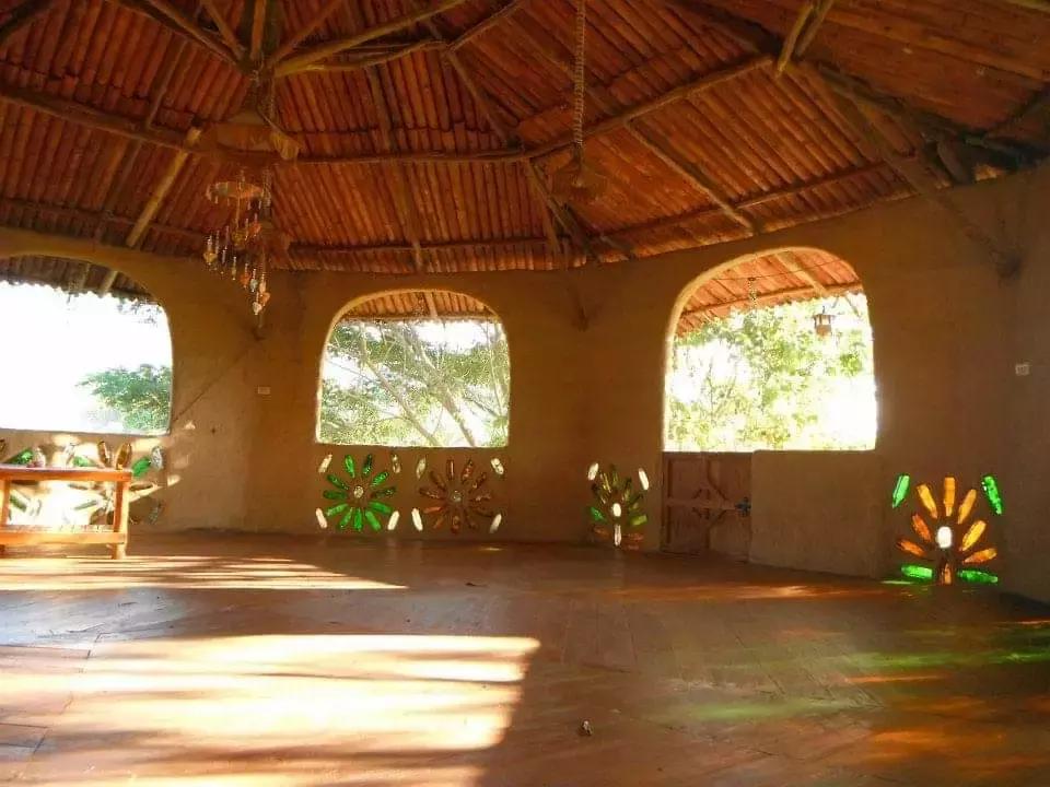 他卖掉豪宅搬进山洞,做出一个全世界风景最好的厕所